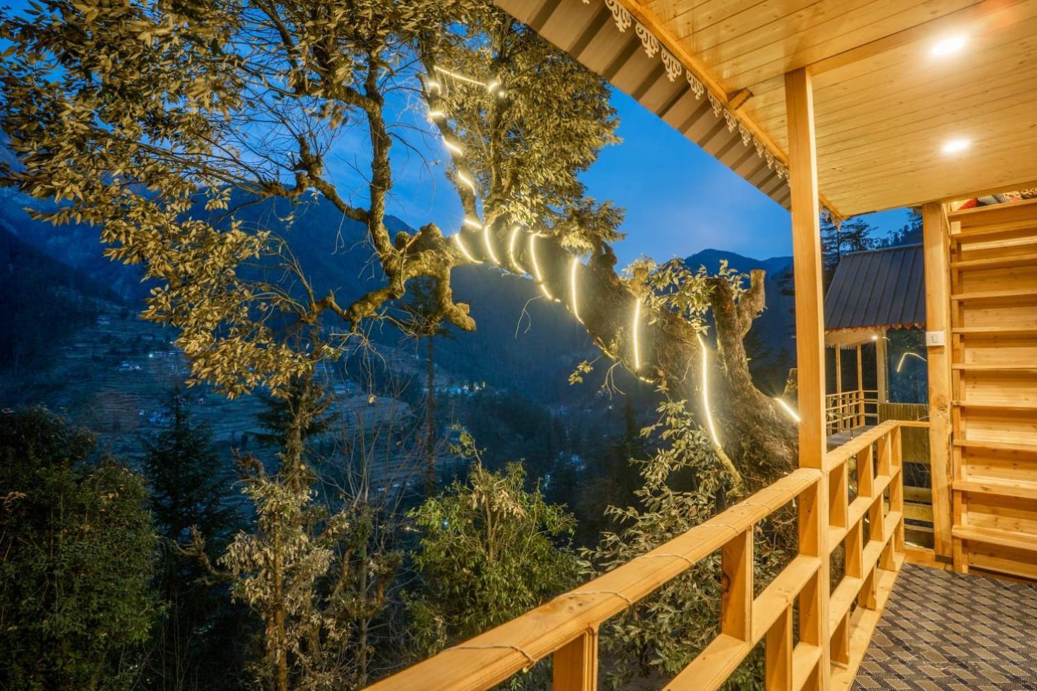 Into The Woods Treehouse Jibhi Villa Екстериор снимка