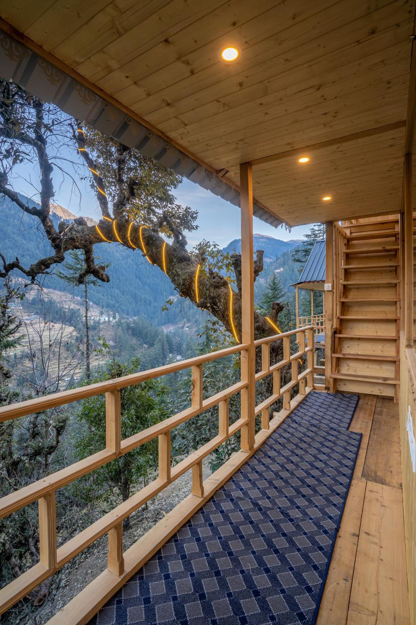Into The Woods Treehouse Jibhi Villa Екстериор снимка